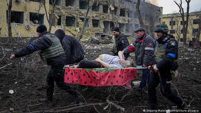 Verpixelt - Ukraine Entbindungsstation Bombardierung Geburtsklinik 