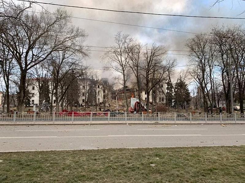 3月16日遭俄军轰炸的乌克兰马立波市中心剧院，可能造成约300人丧命。路透
