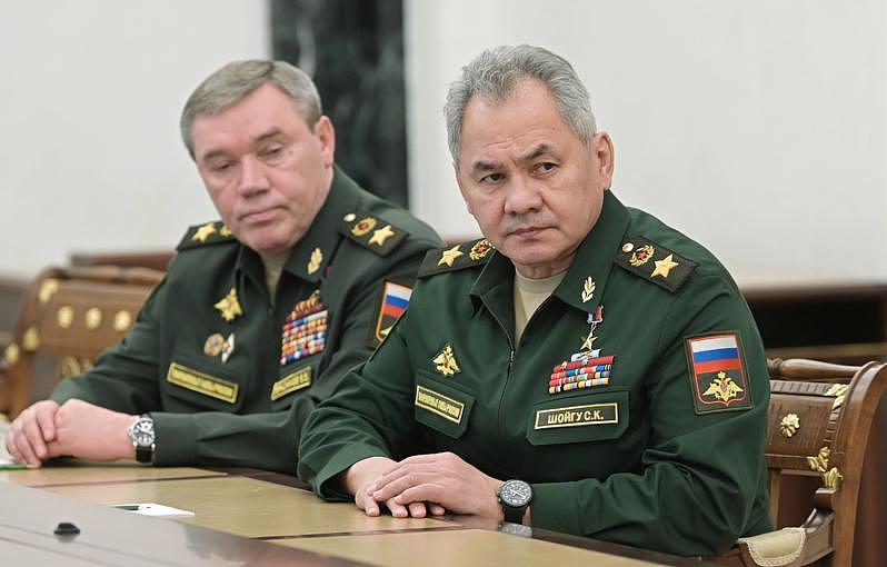 俄国国防部长萧依古（右）。美联社