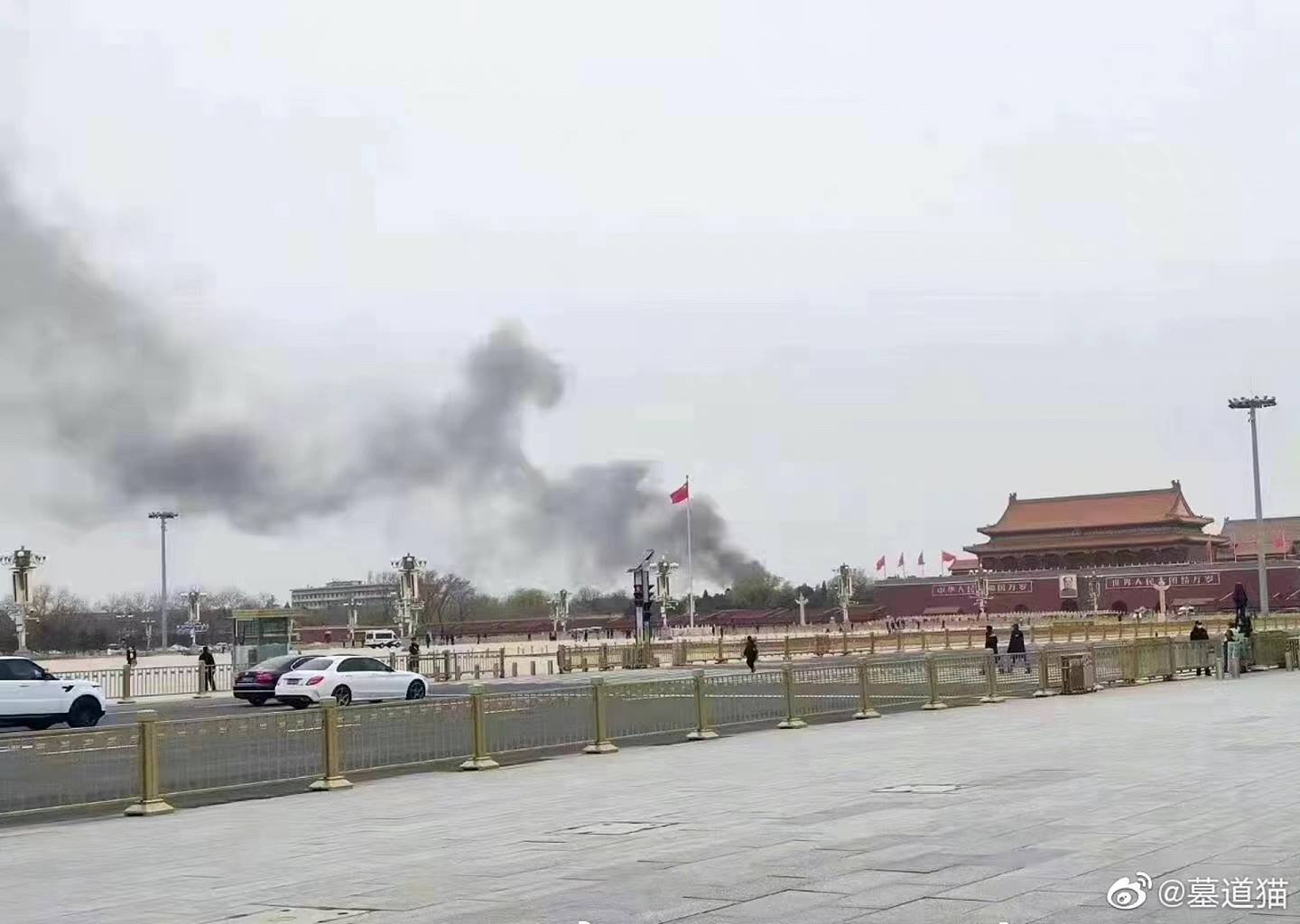 照片显示，故宫附近冒起浓浓黑烟。 （微博）