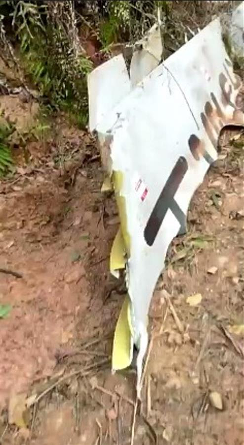 搜救人员在距离事故内核现场10公里外发现一块长约1.3米、最宽约10厘米的疑似飞...