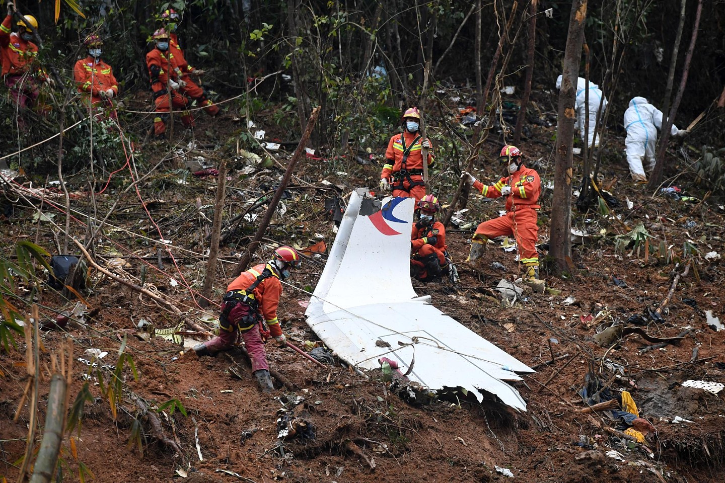 3月24日，搜救人员在事故核心现场继续进行搜索工作。来源：新华社