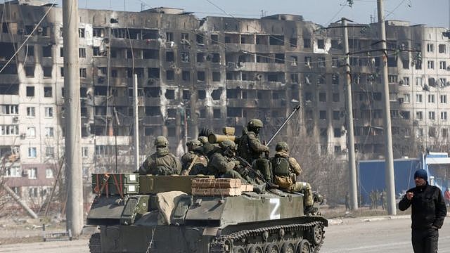 亲俄武装坦克在乌克兰马乌无波尔废墟·行驶（24/3/2022）