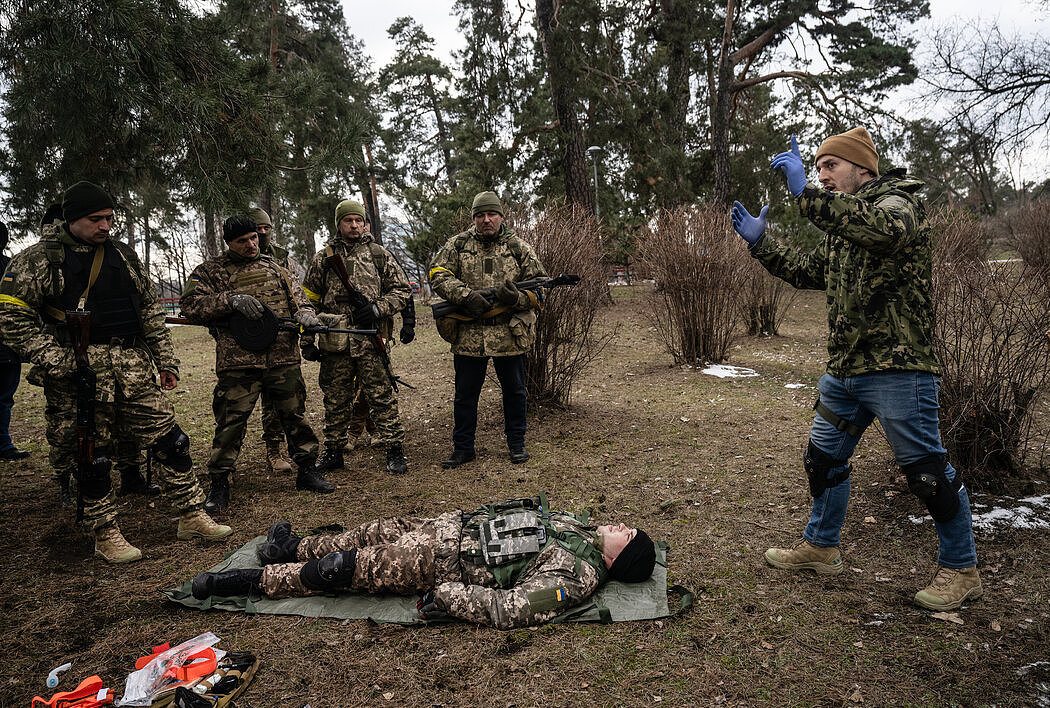 乌克兰武装人员与国土防卫部队本月在基辅接受急救训练。