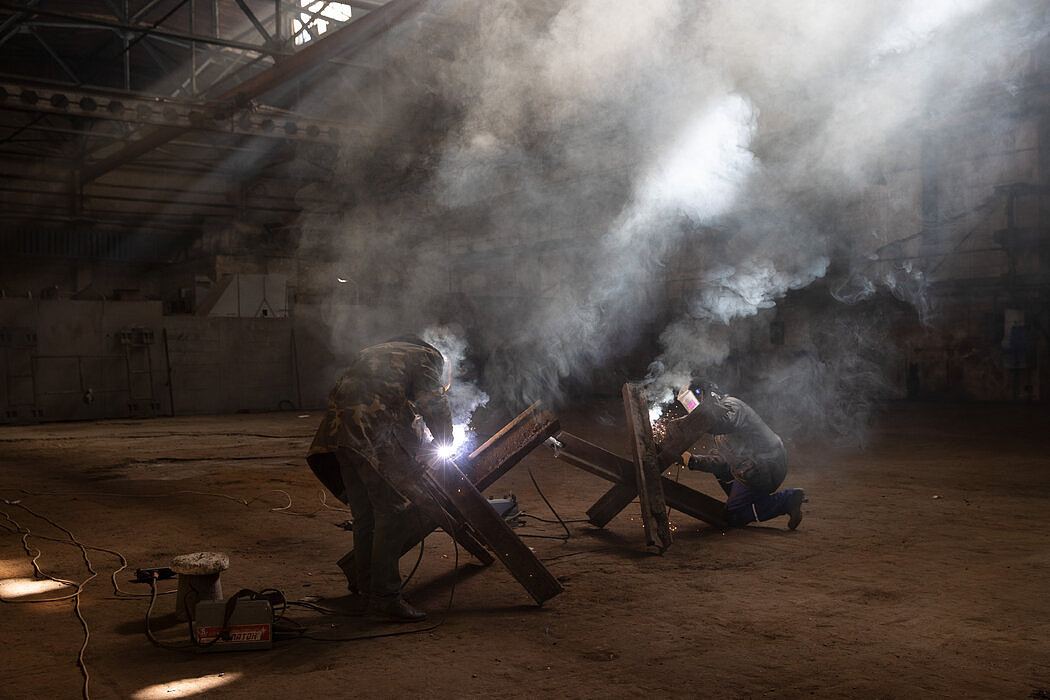 本月，在乌克兰敖德萨的一家工厂，工人们正在焊接刺猬栅栏，这是一种反坦克障碍物。
