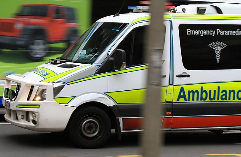 澳男救护车上袭击两名医护人员，后夺车扬长而去（组图） - 2