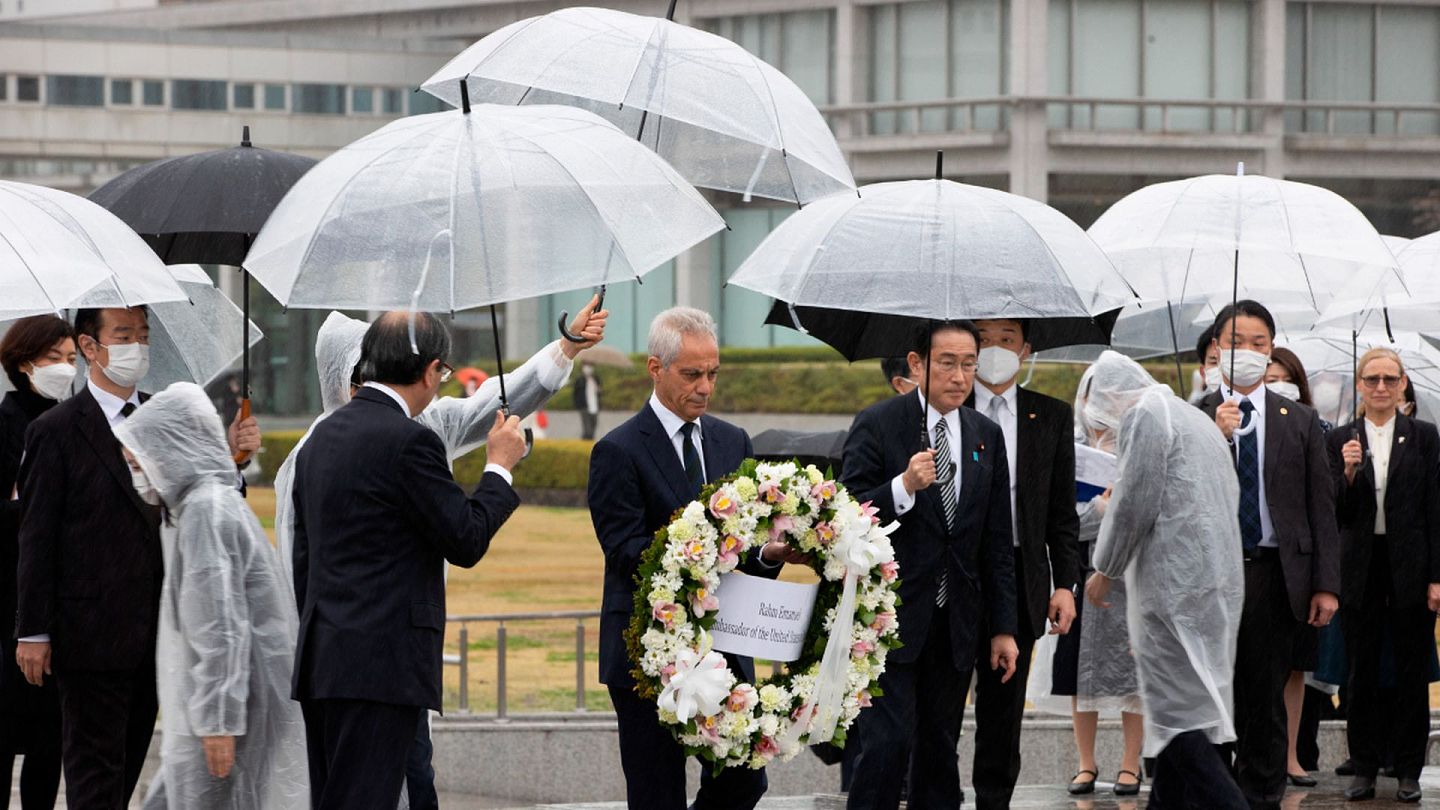 日本首相偕美驻日大使访广岛，警告俄勿动用核武（图） - 1