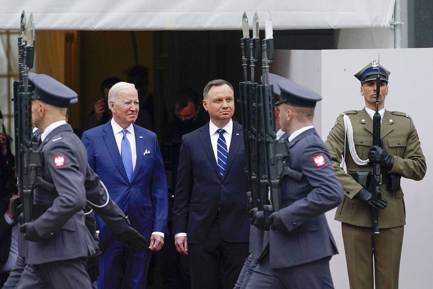 图为3月26日，波兰总统杜达在华沙总统府举行仪式欢迎美国总统拜登。（AP）