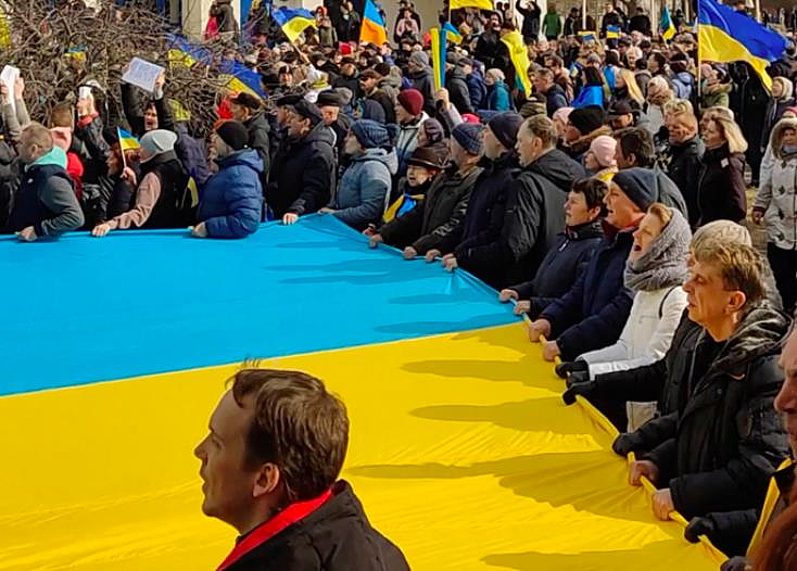 乌克兰北部城市拉夫蒂奇市民上街抗议，无惧俄军对空鸣枪，要求释放市长。 路透