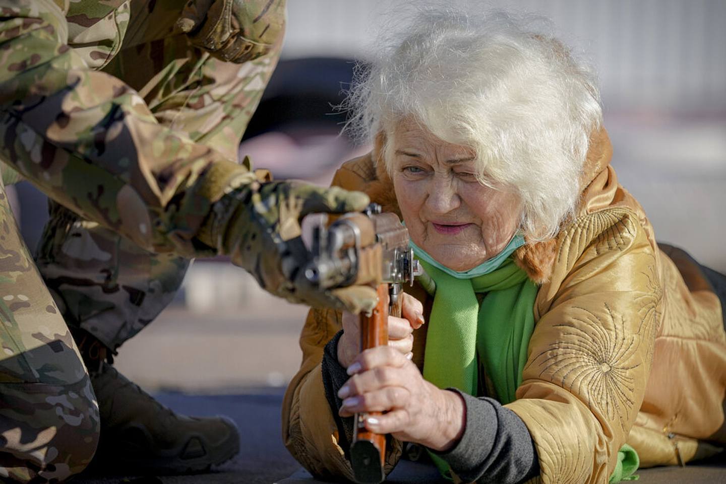 79岁乌克兰婆婆拿起武器集训，称「不想失去我的国家」。 （AP）