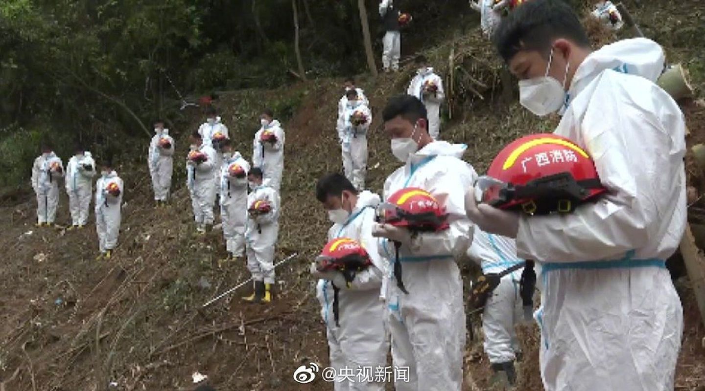 广西消防人员肃穆而立，默哀三分钟。（微博@央视新闻）