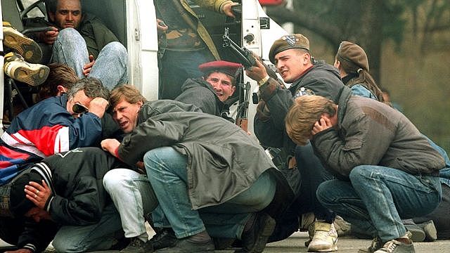 1992年4月6日在萨拉热窝，一名波斯尼亚特种部队士兵和平民遭到塞尔维亚狙击手的攻击
