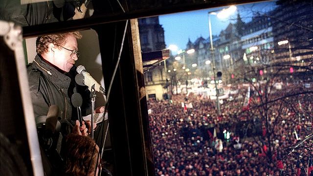 1989年11月24日，持不同政见的剧作家哈维尔（Vaclav Havel ）向广场上聚集的40万民众发表讲话。