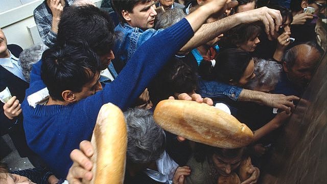 1992年萨拉热窝围城战期间, 居民争抢配给食品