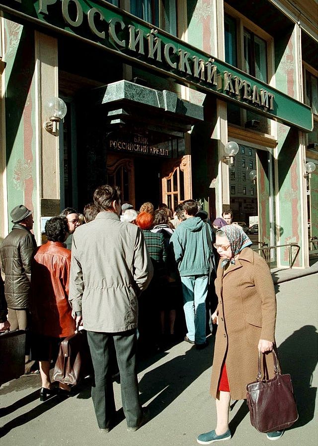 1998年9月，在莫斯科一家俄罗斯银行门前排队取钱的居民