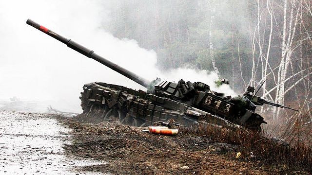 2月26日，被乌克兰摧毁的一辆俄罗斯坦克冒出浓烟