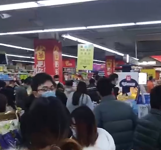 上海浦东开展核酸筛查，超市货架被抢购一空，老坛酸菜面却尴尬了（视频/组图） - 2