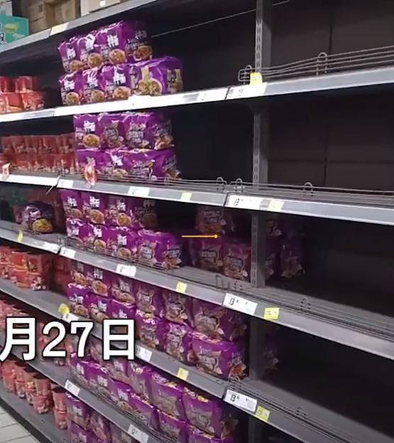 上海浦东开展核酸筛查，超市货架被抢购一空，老坛酸菜面却尴尬了（视频/组图） - 1