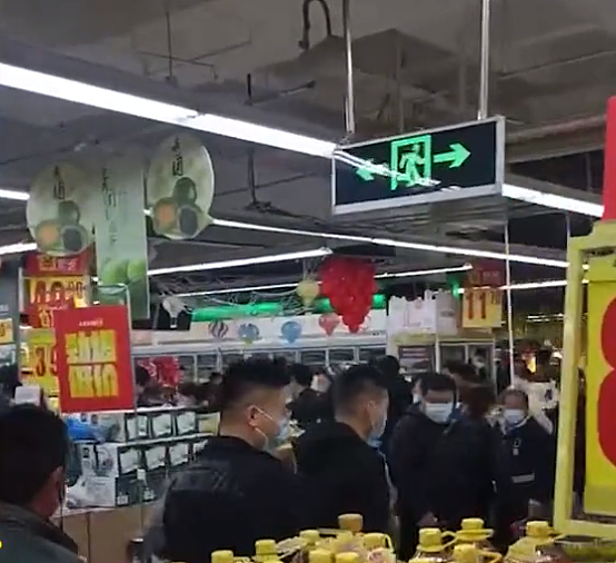 上海浦东开展核酸筛查，超市货架被抢购一空，老坛酸菜面却尴尬了（视频/组图） - 4