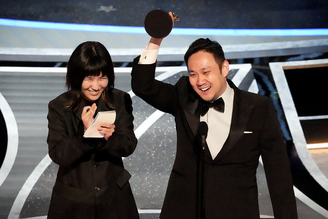 执导《驾驶我的车》的日本导演滨口龙介上台领奖。