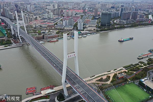 ▲上海分区封控，跨江大桥无车辆通行。（图／CFP）