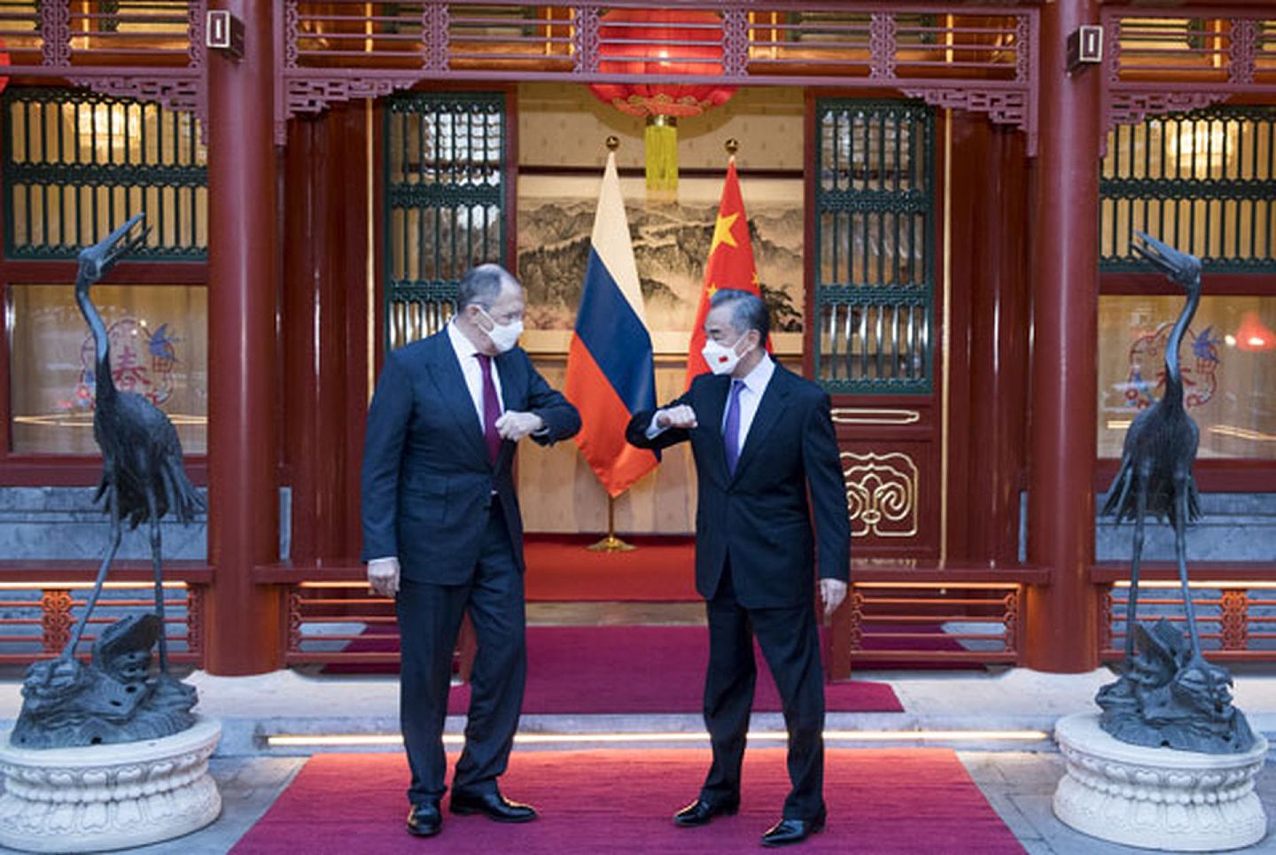 按计划，俄罗斯外长拉夫罗夫（Sergey Lavrov）3月31日出访中国。图为2022年2月3日，中国国务委员兼外交部长王毅在北京会见拉夫罗夫（左）。（中国外交部）