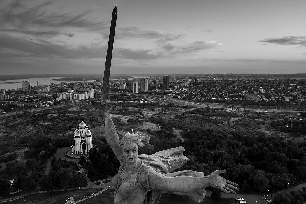 俄罗斯伏尔加格勒的雕像《祖国母亲在召唤》，用于纪念在斯大林格勒战役中阵亡的士兵。