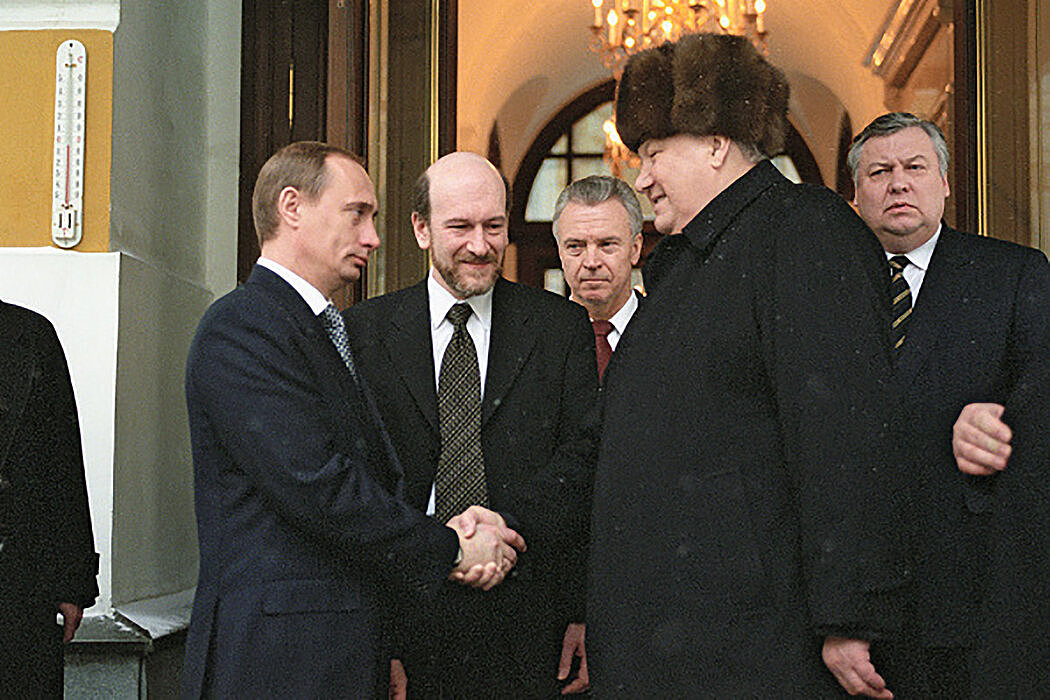1999年，时任总理的普京与即将离开克里姆林宫的叶利钦合影。