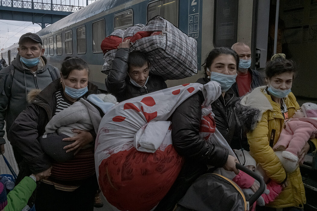 本月，一个来自乌克兰的难民家庭抵达布达佩斯的一个火车站。