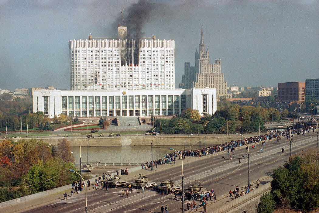 1993年，普京的前任鲍里斯·叶利钦下令炮击俄罗斯议会大楼以平息叛乱。