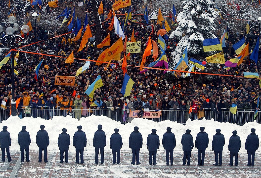 2004年橙色革命抗议期间，乌克兰警察守卫着首都基辅的议会大楼。