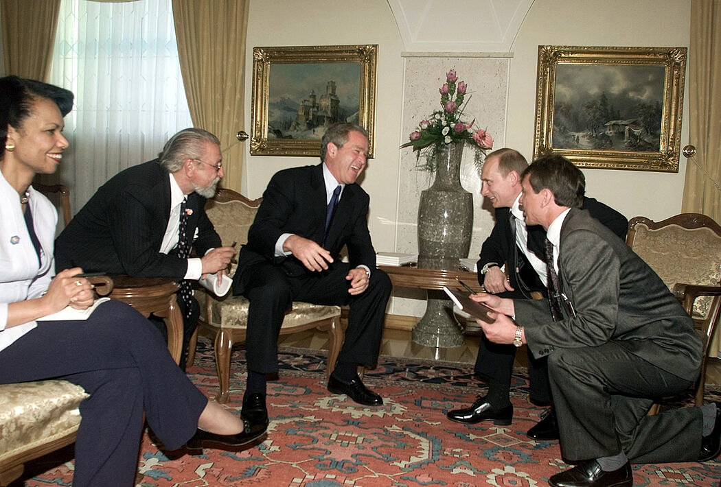 2001年6月，普京和乔治·W·布什总统在斯洛文尼亚卢布尔雅那。左边是时任国家安全顾问康多莉扎·赖斯。