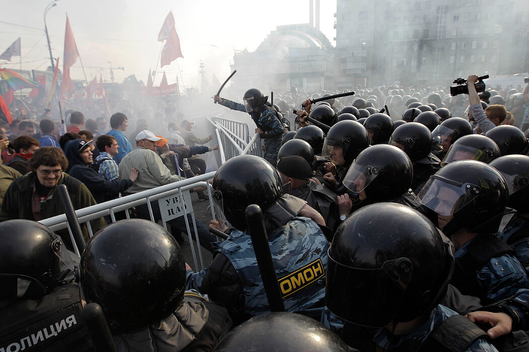 2012年5月，防暴警察驱散了莫斯科市中心抗议普京重返总统之位的示威者。