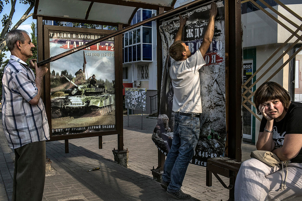 2014年，在乌克兰东部顿涅茨克，人们为俄罗斯支持的分裂势力张贴招募海报。