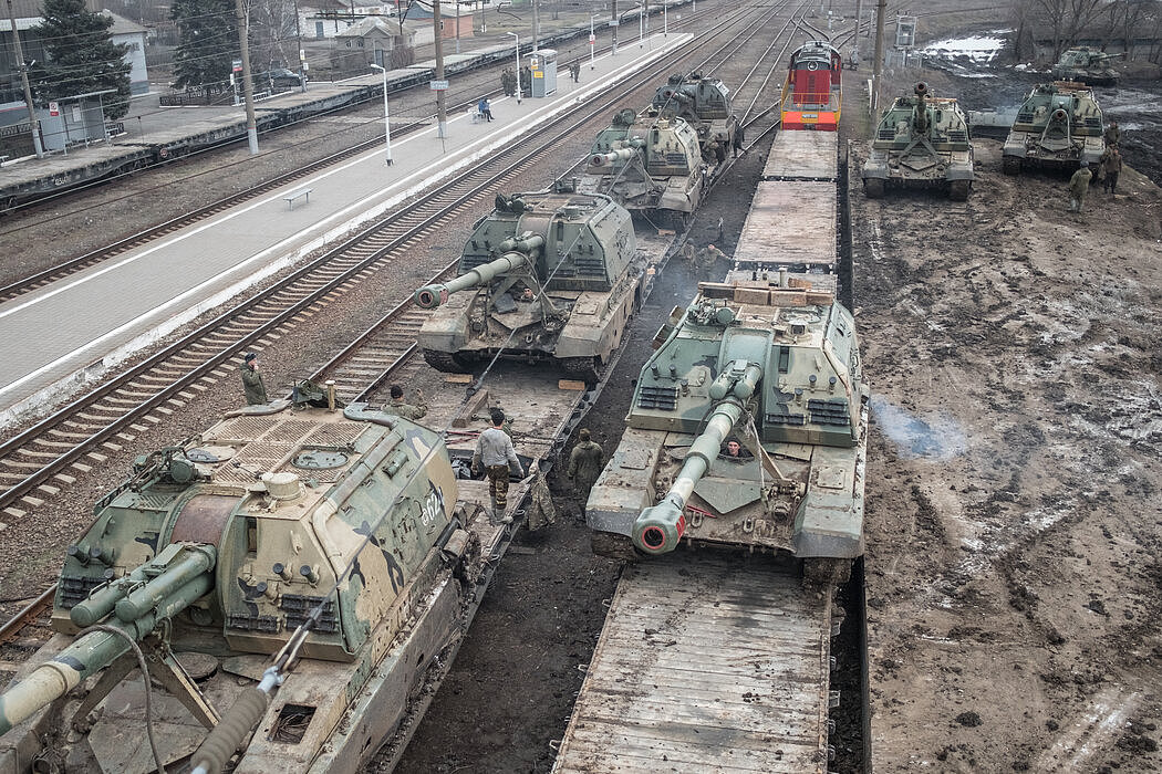 入侵乌克兰的两天前，俄罗斯塔甘罗格郊外的一辆火车上装载着俄罗斯自行榴弹炮。