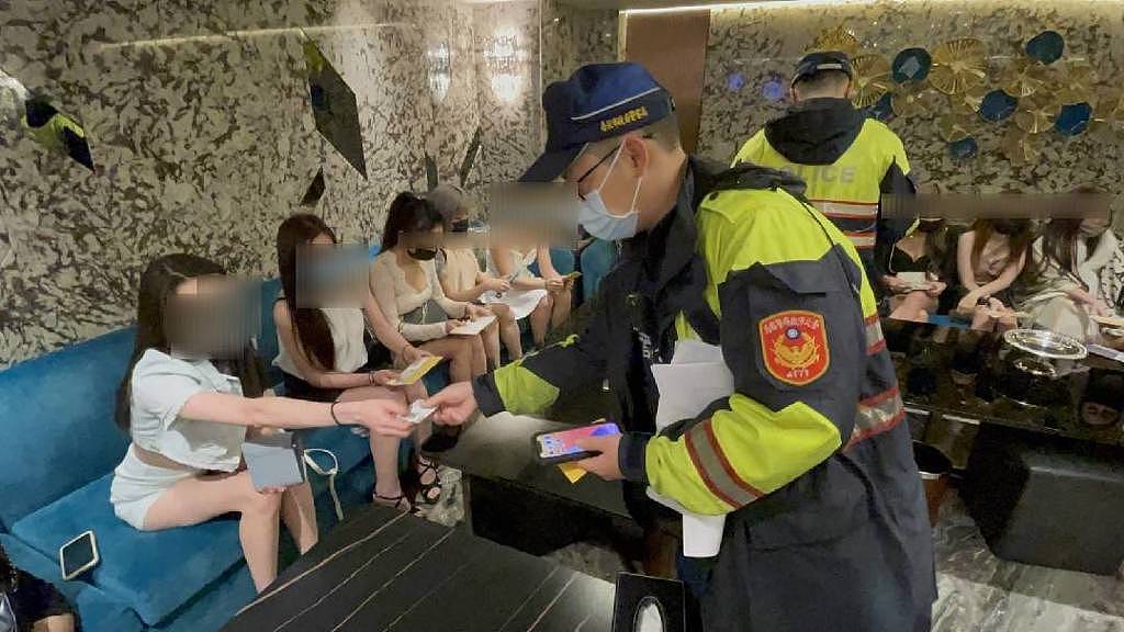 为了严防新冠肺炎疫情破口，台北市政府警察局大安分局28日晚间临检辖区内的八大行业营业场所，稽查从业人员、上门消费的顾客是否有符合新的防疫措施。 （警方提供）