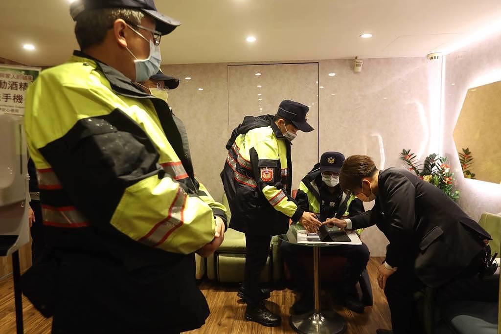 为了严防疫情破口，台北市政府警察局大安分局28日晚间临检辖区内的八大行业营业场所，稽查从业人员、上门消费的顾客是否有符合新的防疫措施。 （刘宗龙摄）