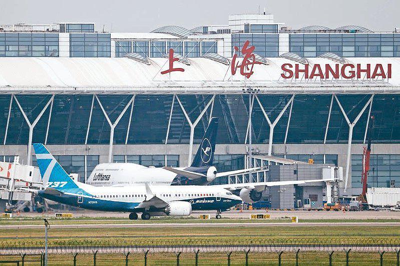 上海浦东机场在半封城期间仍保持运作，联外地铁路线也可通行，但封控期间内，封控区域的中途站点不停。中新社