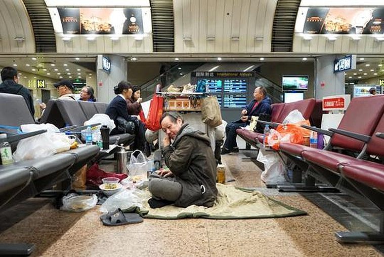 魏建国跟老婆吵架，把北京机场当住家睡14年！ 食物永远不缺还能领「月薪」。 翻自《新浪网》