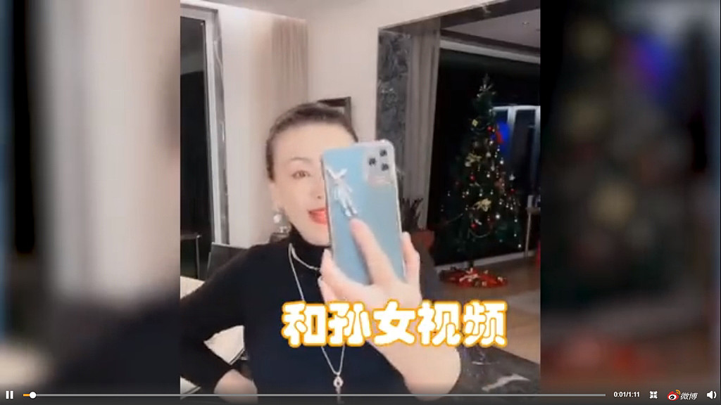 张兰在直播中疑似视讯孙女，放话让她可以来找奶奶生活。 （图／翻摄自痛点娱乐微博）