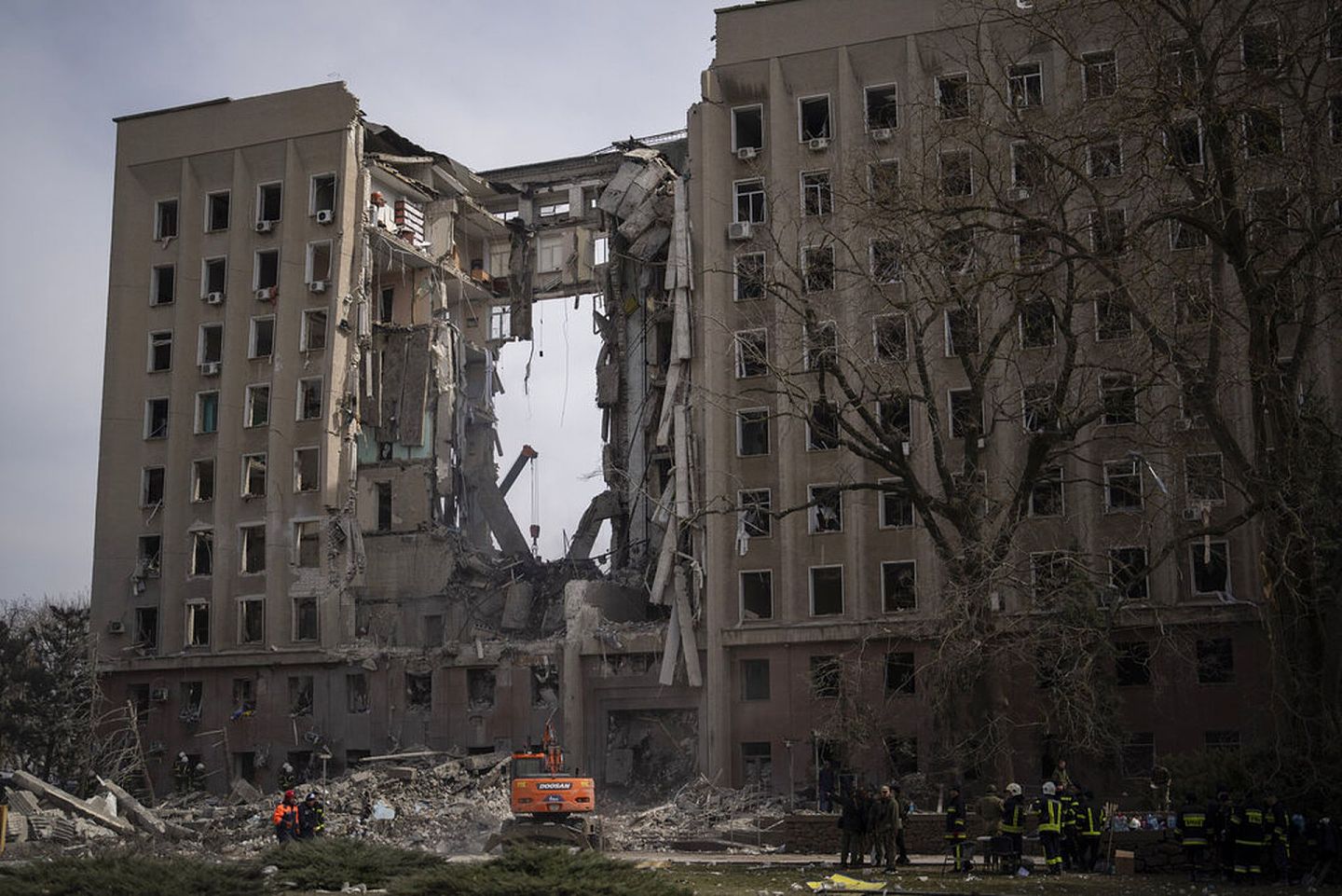 乌克兰局势：图为2022年3月29日，位于乌克兰尼古拉耶夫的地区政府总部大楼被俄军炮火打出一个窟窿。（AP）
