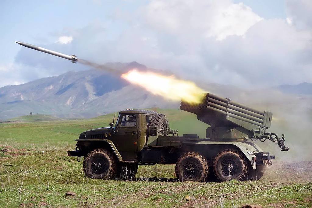 专家指出，俄军使用的是由多管火箭系统发射的集束凝固汽油弹。 （示意图）   图：俄罗斯国防部脸书