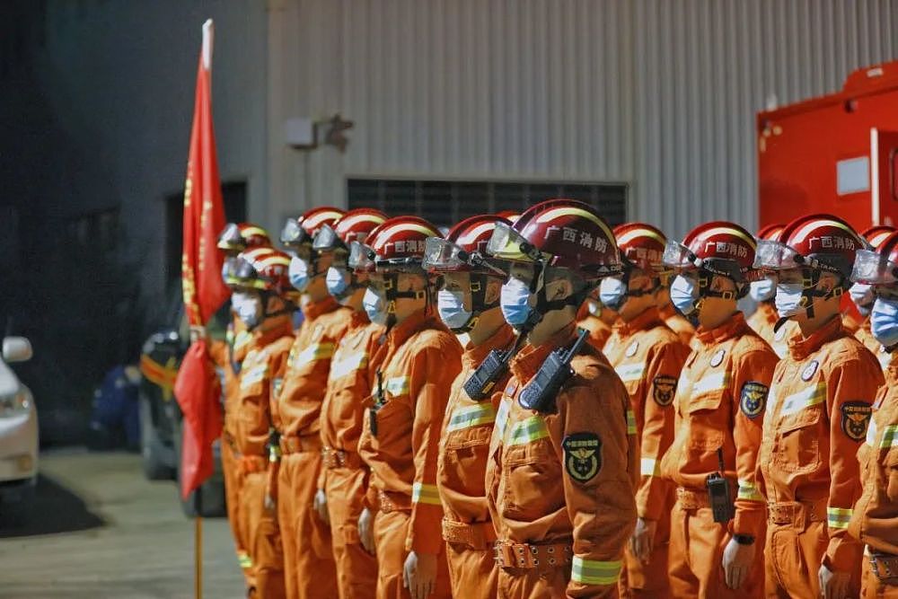 消防员东航MU5735飞行事故现场的日记：人生第一次穿上成人纸尿裤，有点害羞（组图） - 1