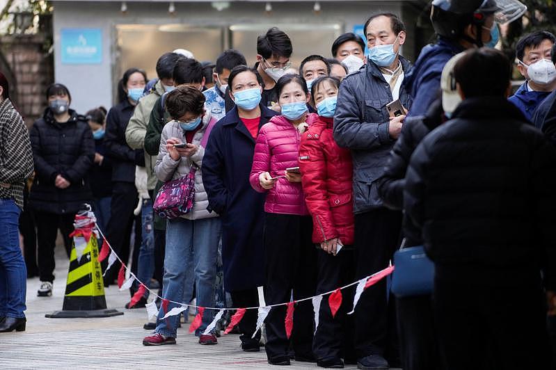 上海居民排队等待核酸采样。 (路透)