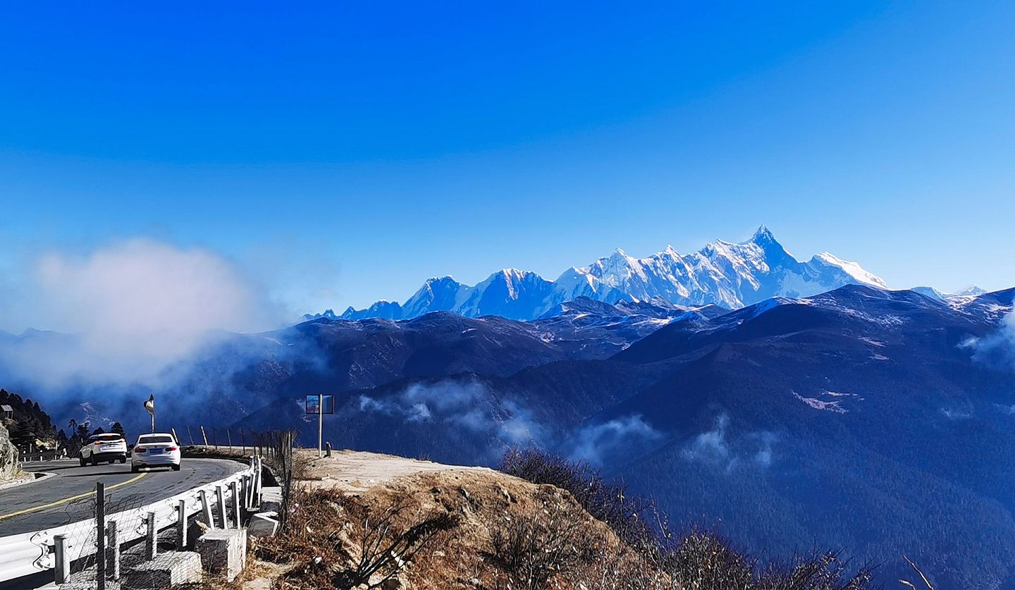 2021年12月16日，中国西藏拍摄的南迦巴瓦峰。南迦巴瓦峰地处喜马拉雅山脉、念青唐古拉山脉和横断山脉的交会处，海拔7,782米，属于喜马拉雅山脉。（新华社）