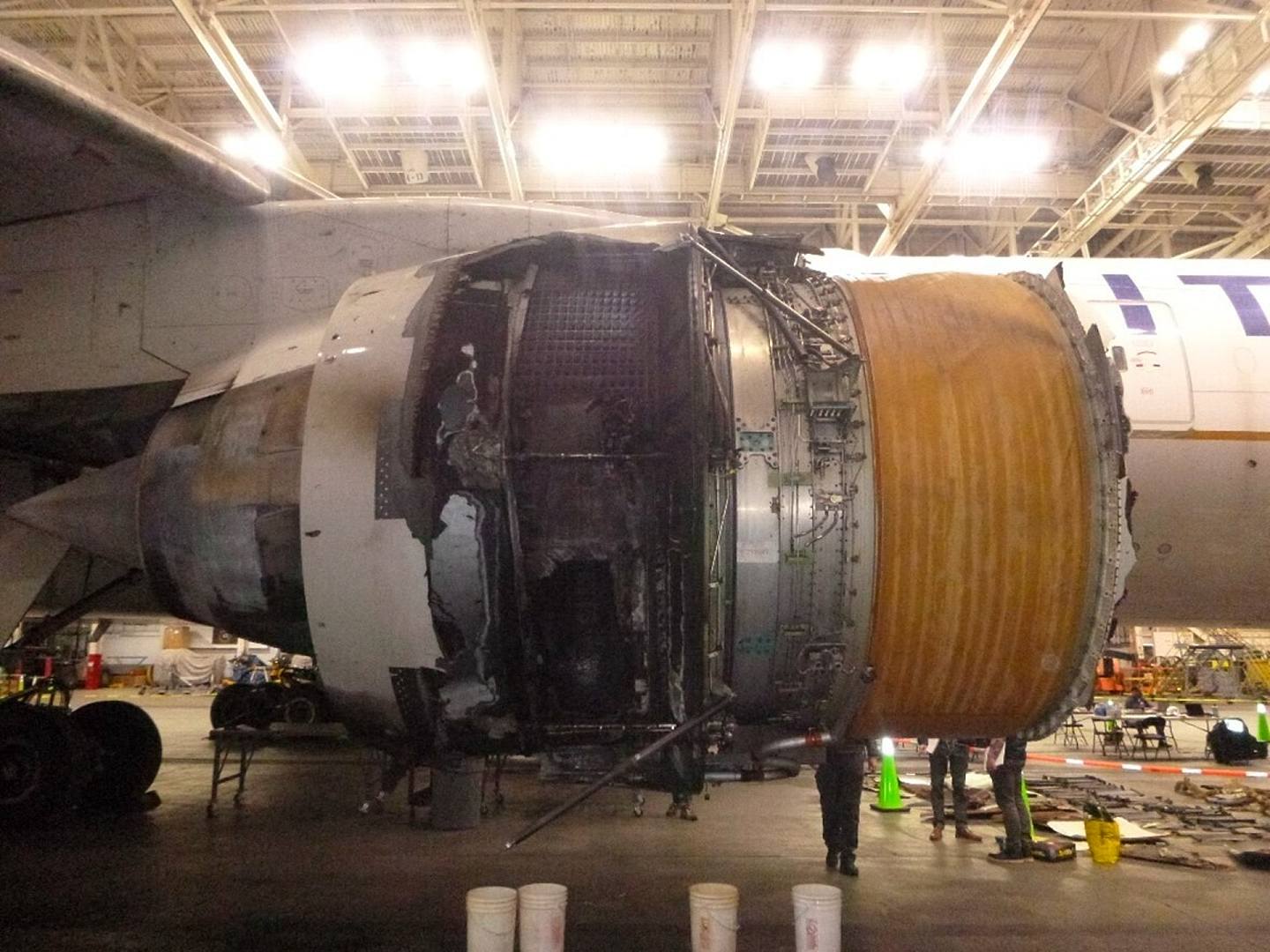 图为2021年3月，美国NTSB正在调查联合航空328号班机引擎爆裂事故。 （AP）