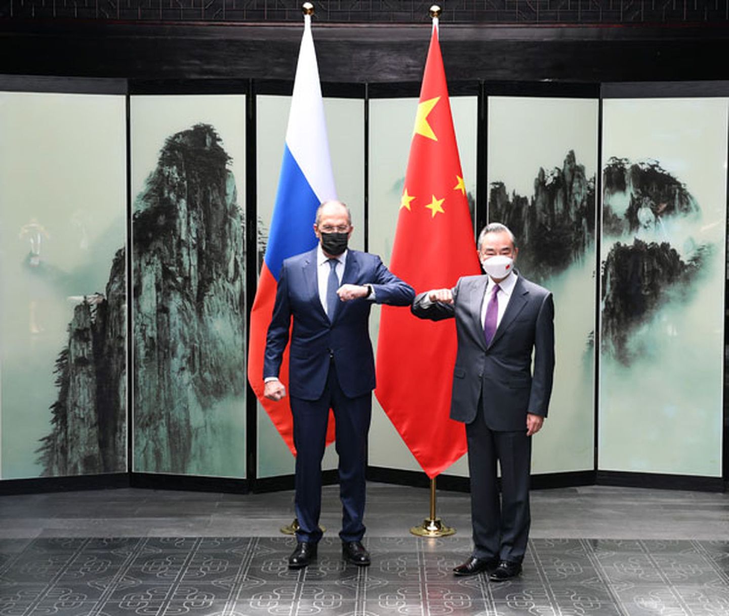 中国外交：中国务委员兼外长王毅与俄罗斯外长拉夫罗夫3月30日在安徽屯溪会谈。（中国外交部）