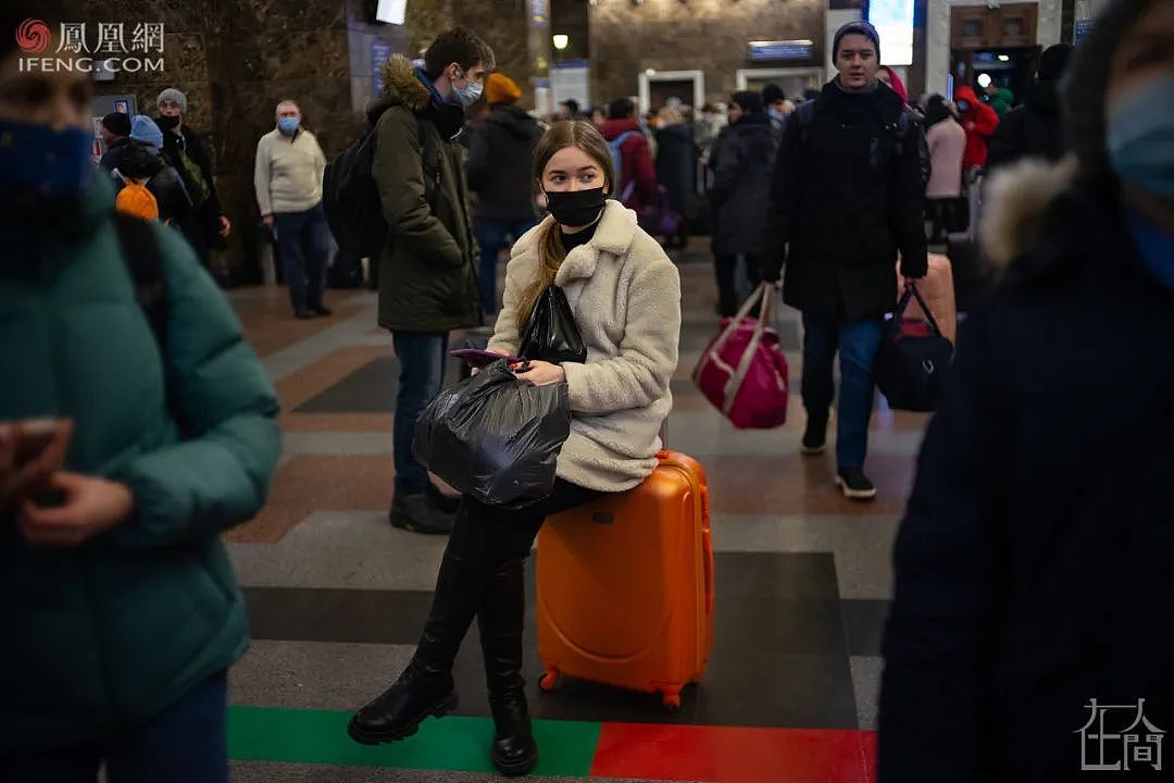 华裔摄影师的战地观察：我跟随难民穿越乌克兰（组图） - 28