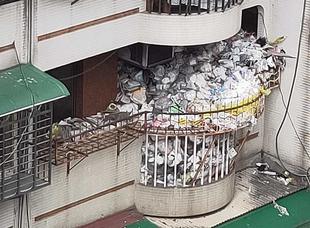 北市公寓阳台堆满垃圾，画面超惊人。 （图／翻摄自爆癈公社公开版）