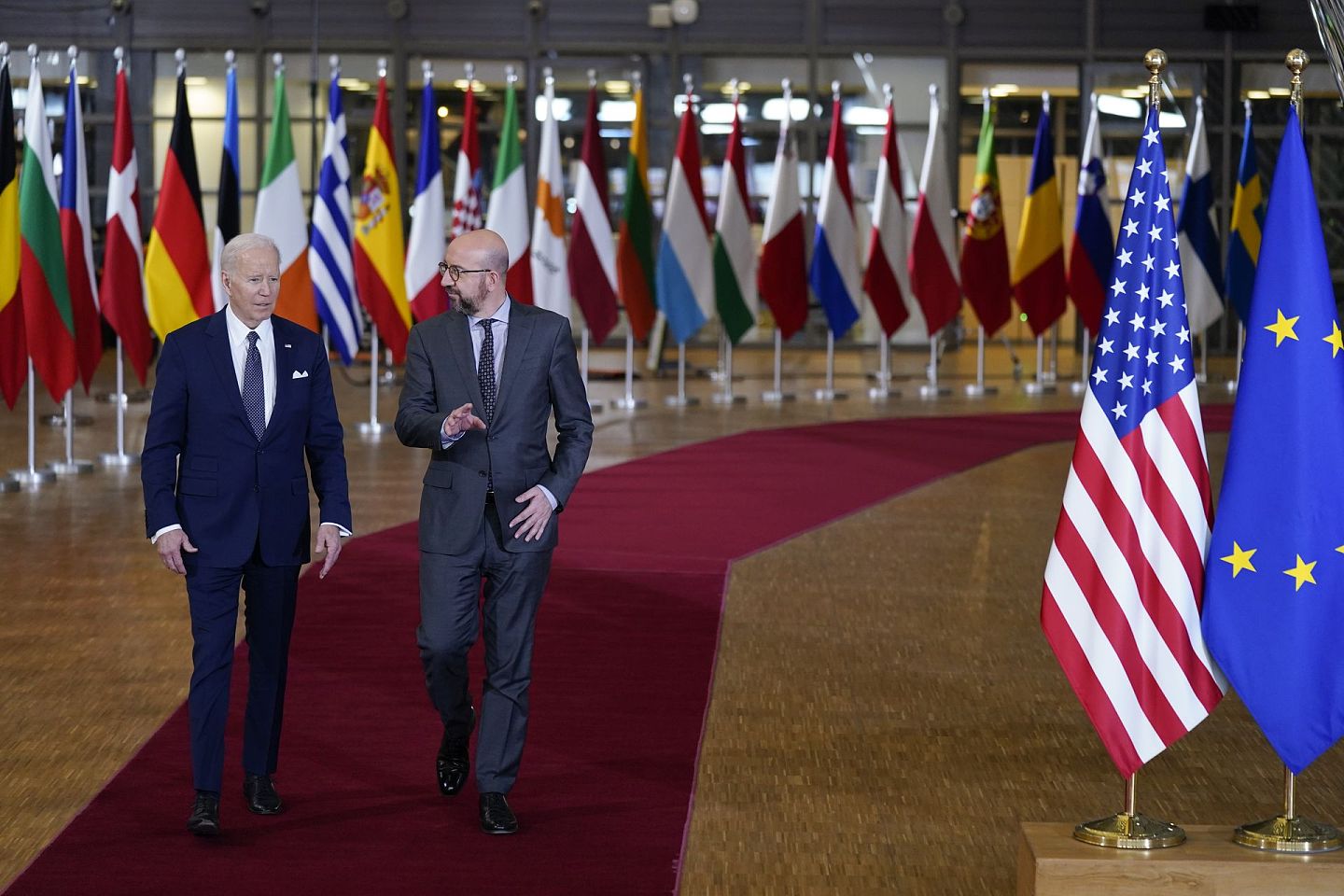 2022年3月24日，拜登（左）召集欧盟领导人在布鲁塞尔举行三大峰会，分别是北约特别峰会、七国集团（G7）首脑峰会和欧盟峰会。（AP）
